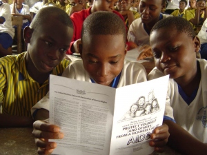 Молодёжь за права человека предоставляет публикации и материалы для групповой	просветительской деятельности.