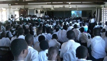 Учащиеся школы в Аккре присутствуют на занятии по правам человека, которое ведёт отделение Ганы Международного фонда «Молодёжь за права человека» с приглашённым лектором, директором по Международному развитию Международного фонда «Молодёжь за права человека».